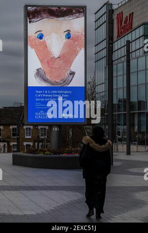 Londra, Regno Unito. 4 Marzo 2021. La National Gallery, con il proprietario dei media digitali fuori casa, Ocean Outdoor, presenta opere d'arte create dagli studenti delle scuole primarie come parte della 25° mostra annuale Take One Picture della Gallery. La mostra fisica doveva chiudersi in Trafalgar Square dopo pochi giorni in linea con la guida del Governo Covid. Appaiono su più di 60 schermi di grande formato per due settimane, dal 1-15 marzo, in sei città: Aberdeen, Birmingham, Edimburgo, Glasgow, Londra e Manchester. Credit: Guy Bell/Alamy Live News Foto Stock