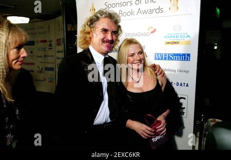 Il comico Billy Connolly con la moglie e la romanziera Pamela Stephenson arriva a Londra questa sera al British Book Awards. Miss Stephenson è stata nominata per una categoria.5 Marzo 2002 foto Andy Paradise Foto Stock