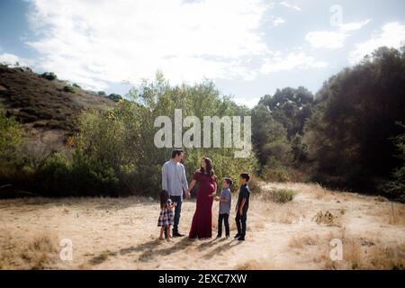 Famiglia di cinque che si trova in campo a San Diego Foto Stock