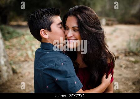 Son Kissing Madre sulla guancia a San Diego Foto Stock