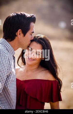 Primo piano di marito Kissing moglie in attesa a San Diego Foto Stock