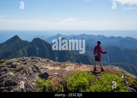 Un uomo sale su una montagna nel colonnello Bob Wilderness sulla penisola olimpica, WA. Foto Stock