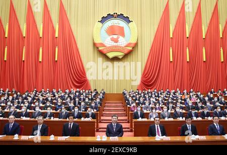 (210304) -- PECHINO, 4 marzo 2021 (Xinhua) -- la quarta sessione del 13° Comitato Nazionale della Conferenza consultiva politica popolare Cinese (CPPCC) si apre alla Grande Sala del Popolo di Pechino, capitale della Cina, 4 marzo 2021. XI Jinping, li Keqiang, li Zhanshu, Wang Huning, Zhao Leji, Han Zheng e Wang Qishan hanno partecipato alla riunione di apertura della quarta sessione del 13° Comitato Nazionale del CPPCC. Wang Yang, presidente del Comitato nazionale del CPPCC, ha presentato alla sessione un rapporto di lavoro del Comitato permanente del Comitato nazionale del CPPCC. (Xinhua/Ju Peng) Foto Stock