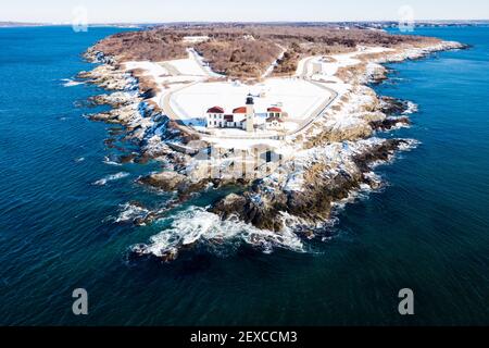 Beavertail Faro di Rhode Island in inverno neve in aereo drone Foto Stock