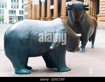 Borsa di Bull e Bear Monument Francoforte, Germania Foto Stock