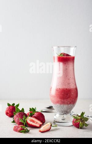 Budino di Chia con frullati di fragole e frutti di bosco freschi. Dessert alla fragola. Foto Stock