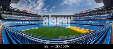 Stadio Santiago Bernabeu, sede del Real Madrid Football Club, la squadra di calcio più apprezzata di sempre, durante una sessione di trattamento dell'erba. Foto Stock