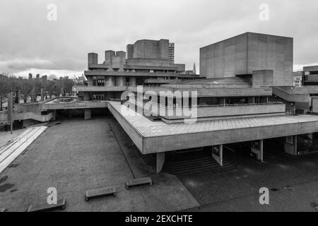 Immagine monocromatica del Teatro Nazionale sulla South Bank di Londra durante il blocco. Foto Stock