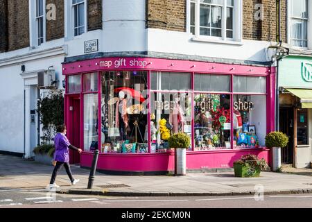 Map, un negozio di articoli da regalo indipendente a Archway, Islington, aperto per la collezione solo durante il terzo blocco del coronavirus, Islington, Londra, Regno Unito Foto Stock