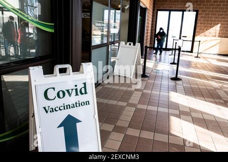 Persone che entrano nel sito di vaccinazione COVID gestito dallo stato del Vermont Health Department, in ex J.C. Negozio di articoli presso il Berlin Mall, Berlino, VT, USA. Foto Stock