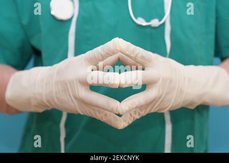 Chirurgo spiega medico metodo chirurgico con guanti di gomma spiegazione gesto Foto Stock