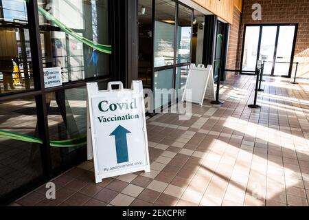 Persone che entrano nel sito di vaccinazione COVID gestito dallo stato del Vermont Health Department, in ex J.C. Negozio di articoli presso il Berlin Mall, Berlino, VT, USA. Foto Stock