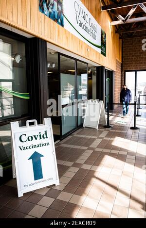 Persone che entrano nel sito di vaccinazione COVID gestito dallo stato del Vermont Health Department, in ex J.C. Negozio di articoli presso il Berlin Mall, Berlino, VT, USA. Foto Stock