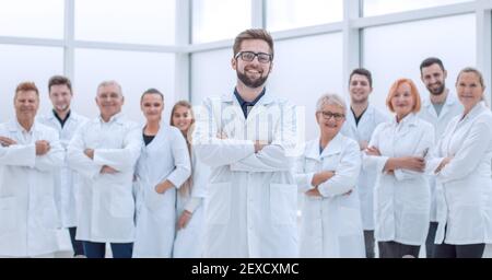 leader scientifico fiducioso che si trova di fronte a un team di giovani scienziati. Foto Stock