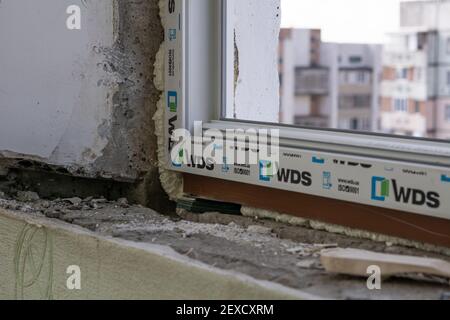 Tiraspol, Moldavia - 2 marzo 2021: Installazione di finestre. Un frammento di una nuova finestra in pvc e un frammento di un davanzale. Foto Stock