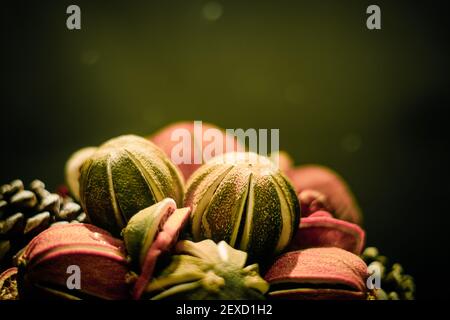 Frutta secca e tagliata composizione artistica in luce calda e. su sfondo scuro con spazio per la copia Foto Stock