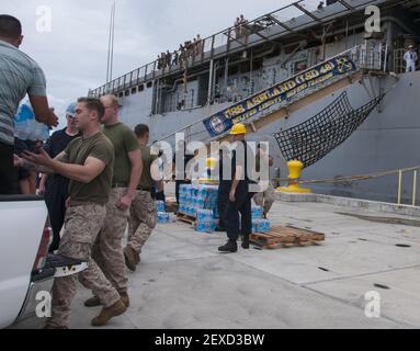 PORTO DI APRA, Guam (ago. 6, 2015) marinai e marines caricano casse d'acqua sulla nave da sbarco di ormeggio anfibia USS Ashland (LSD 48) in preparazione per la nave che sta per iniziare a dispiegarsi a Saipan. Ashland e la 31esima unità di spedizione marina imbarcata (31st MEU) forniranno sollievo alle conseguenze del tifone Soudelor che ha devastato l'isola dal 2 al 3 agosto. (Foto di Leah Eclavea/U.S.A. Navy) 150806-N-ZI019-133 *** si prega di utilizzare il credito dal campo di credito ***