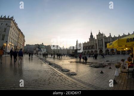 Cracovia, Polonia - 22 febbraio 2021: Immagine panoramica della piazza principale di Kraków (Rynek Główny), che comprende il Monumento Adam Mickiewicz e il tessuto Foto Stock