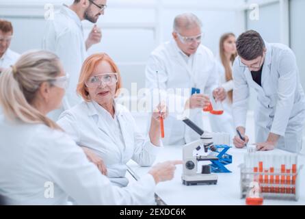 gruppo di medici e scienziati lavorano in laboratorio. Foto Stock