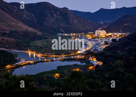 Vista serale sul Tai o dalle colline sopra il villaggio. La zona pianeggiante tra le case palafitte e le montagne sono ex sale pa Foto Stock