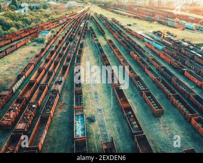 Vista aerea dei treni merci. Vista dall'alto dei vecchi vagoni arrugginiti Foto Stock