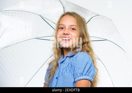 Ragazza bambino pronto incontrare il tempo di autunno con ombrello. Goditi le giornate piovose con l'accessorio ombrello. Il miglior concetto di accessori per l'autunno. Resta positivo. Periodo dell'anno preferito per l'autunno. Pioggia caduta tempo piacevole. Foto Stock