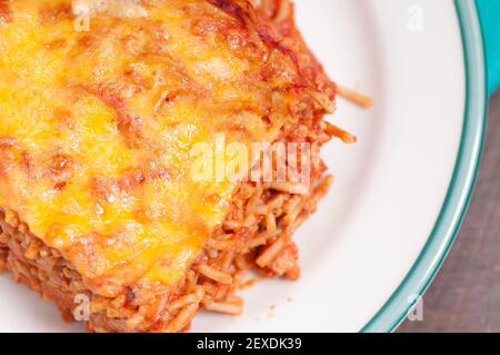 spaghetti al forno con formaggio di oca e pomodoro in crosta Foto Stock