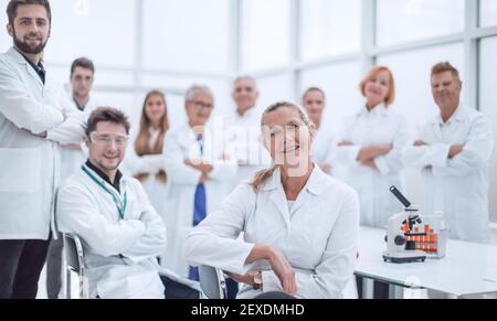 supervisore della ricerca e un gruppo di giovani scienziati sul posto di lavoro . Foto Stock