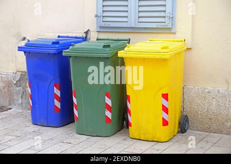 Tre centri di riciclaggio e smistamento di immondizia di plastica scomparti Wheelie Foto Stock