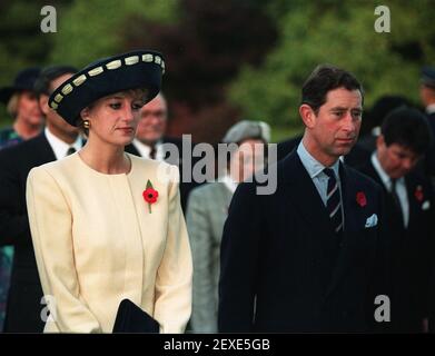 File foto datata 02/11/92 del Principe e Principessa di Galles stand durante una visita al cimitero nazionale di Seoul. Man mano che peggiora l'amara ricaduta di Megxit, i problemi della monarchia sono stati etichettati come la Guerra dei Valesi 2.0. Foto Stock