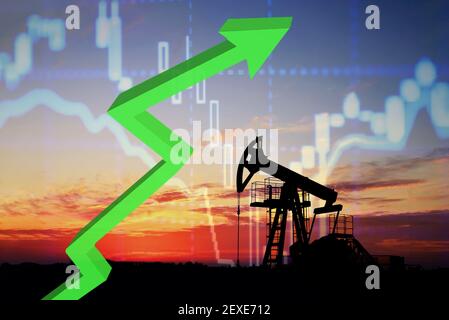 Concetto di estrazione del greggio e grafico del calo dei prezzi del petrolio sulla borsa. Martinetto della pompa del petrolio greggio al campo d'olio sul ritorno del tramonto. Produzione di greggio fossile Foto Stock