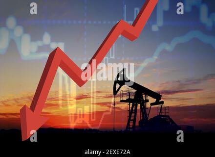 Concetto di estrazione del greggio e grafico del calo dei prezzi del petrolio sulla borsa. Martinetto della pompa del petrolio greggio al campo d'olio sul ritorno del tramonto. Produzione di greggio fossile Foto Stock