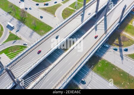 Crocevia di due autostrade principali con ponte con stallonamento e incrocio stradale in città, vista aerea Foto Stock