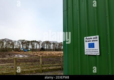 Deposito di patate e cereali con bandiera dell'Unione europea per lo sviluppo rurale, Luffness Mains Farm, East Lothian, Scozia, Regno Unito Foto Stock