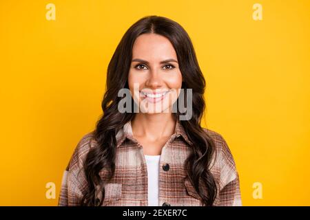 Ritratto fotografico di donna che indossa una camicia a scacchi sorridendo felice isolato su sfondo di colore giallo brillante Foto Stock