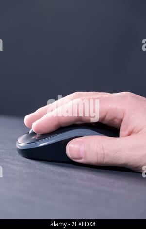 Spingere il mouse su una scrivania nera Foto Stock