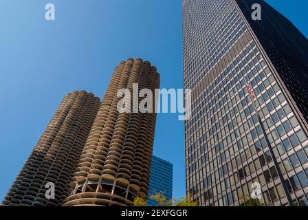 Marina City torreggia sulla sinistra e l'edificio ama Plaza sulla destra, Chicago Illinois. Foto Stock