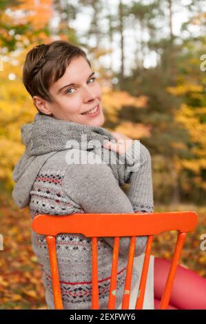 Ritratto di una donna attraente in autunno Foto Stock