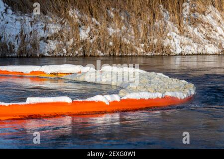 Il braccio flottante impedisce che schiuma e detriti contaminino il serbatoio. Riduzione delle emissioni nocive. Protezione dei fiumi e dei laghi. Mantenere fresco Foto Stock