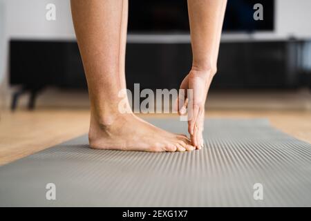 Donna che fa il test di allungamento di idoneità. Corde strette Foto Stock