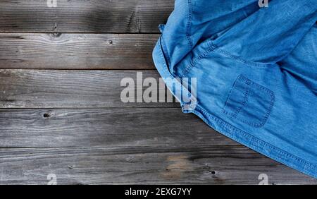 Camicia blu su tavole di legno d'epoca per il concetto del giorno dei Padri Foto Stock