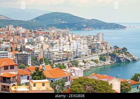 Vista della città di Kavala con il Mar Egeo, Grecia settentrionale. Foto Stock