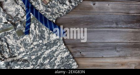 Maglietta uniforme militare con cravatta blu per il concetto del giorno dei Padri sfondo Foto Stock