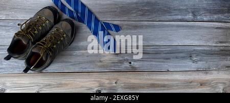 Scarpe da lavoro con cravatta blu per il concetto di Padri Day background su tavole di legno d'epoca Foto Stock