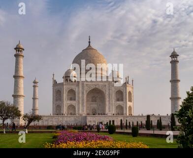 AGRA, INDIA - MARZO, 26, 2019: Colpo di primavera mattina del taj mahal e aiuole di fiori ad agra, india Foto Stock