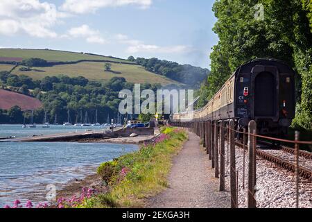 Inghilterra, Devon, GWR locomotiva a vapore n° 6024 "Re Edoardo i" con partenza da Kingswear in direzione del Torbay Express Foto Stock