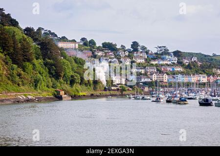 Inghilterra, Devon, GWR locomotiva a vapore n° 6024 "Re Edoardo i" con partenza da Kingswear in direzione del Torbay Express Foto Stock