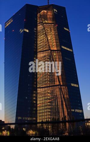 Banca Centrale europea al crepuscolo Francoforte sul meno, Assia, Germania Foto Stock