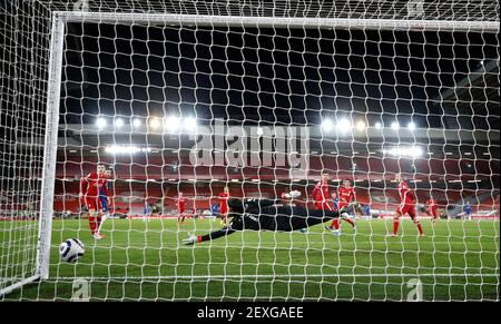 Il Monte Mason di Chelsea (oscurato, al centro) segna il primo gol del loro fianco dopo il portiere di Liverpool Alisson durante la partita della Premier League ad Anfield, Liverpool. Data immagine: Giovedì 4 marzo 2021. Foto Stock