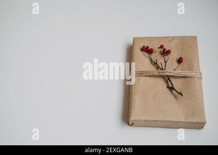 Idee regalo per le vacanze. Natale sostenibile, regali zero rifiuti, decorazioni naturali di Natale. Confezionare regali di Natale in carta marrone riciclata. Stile vintage Foto Stock